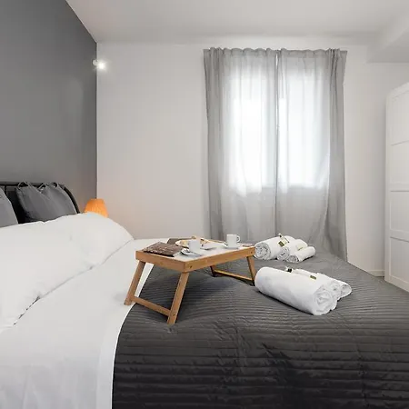Flats4Rent Corona Apartment